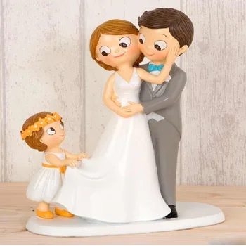 Attēls boyfriends kūka, ar zēns vai meitene. Suvenīru kam ir līgavas kāzu komplekti rotā pīrāgu vai atdot. 21 cm.